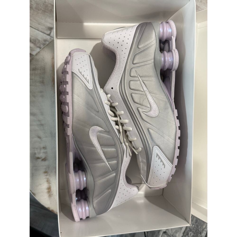 Nike Shox R4 White Metallic Platinum Barely Grape Size 8.5M 10W HF5076-100 - Picture 9 of 9